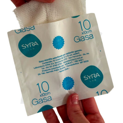 Sobre estéril con 10 trozos de gasa simple de 10x10 cm.